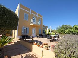 Delightful, Authentic Quinta with Swimming Pool near Beach & Towns