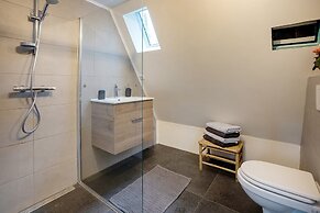 Lanaken Lakeside Cabin Stay