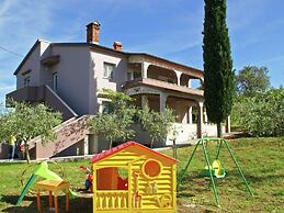 Apartment in Rakalj With Garden