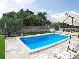 Peaceful Villa in Jursici With Private Pool