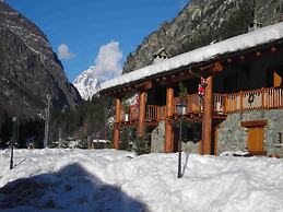 A Cozy Alpine Retreat