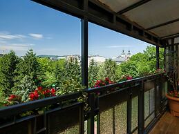 City Apartment With Superb Location