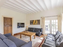 Luxurious Holiday Home in Érezée with Hot Tub