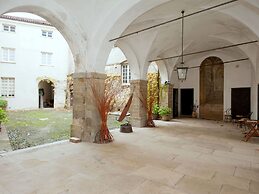 Belvilla by OYO Charming Apartment With Garden