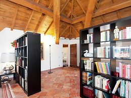 Belvilla by OYO Charming Apartment With Garden