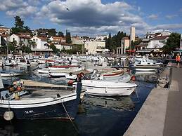 Comfortable Apartment With Terrace Near the Beach