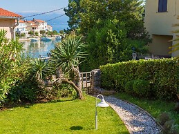 Pleasant Apartment in Vantacici Amid the Sea