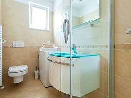 Spacious Apartment in Vantacici near Sea