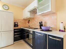 Spacious Apartment in Vantacici near Sea
