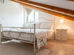 Spacious Apartment in Vantacici near Sea