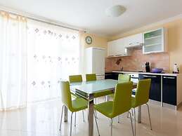 Spacious Apartment in Vantacici near Sea