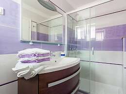 Spacious Apartment in Vantacici near Sea