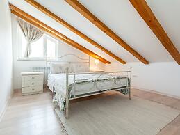 Spacious Apartment in Vantacici near Sea