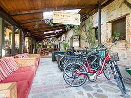 Belvilla by OYO Large Farmhouse With Pool