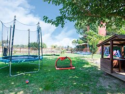 Belvilla by OYO Large Farmhouse With Pool