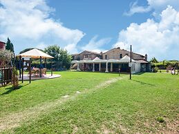 Belvilla by OYO Large Farmhouse With Pool