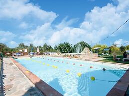 Belvilla by OYO Large Farmhouse With Pool