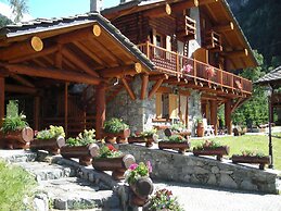 Apartment in Antey With Stunning Mountain Views