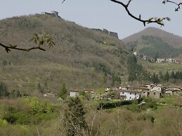 Tranquil Villa in San Romano di Garfagnana with Hot Tub