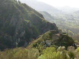 Tranquil Villa in San Romano di Garfagnana with Hot Tub