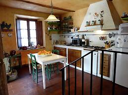 Tranquil Villa in San Romano di Garfagnana with Hot Tub