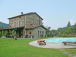 Tranquil Villa in San Romano di Garfagnana with Hot Tub