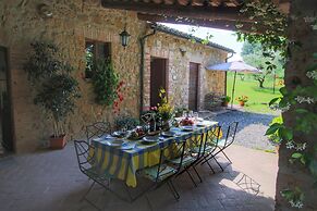 Farmhouse in Proceno With Pool Views