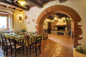 Farmhouse in Proceno With Pool Views