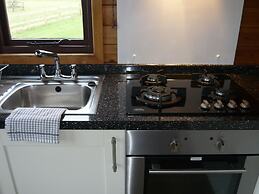 Cosy Pine Lodge With far Reaching Country Views and Large sun Deck