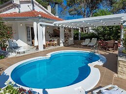 Spacious Holiday Home in Molat With Pool