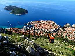 Stone Holiday Home in Brotnice Dalmatia with Outdoor Hot Tub