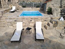 Stone Holiday Home in Brotnice Dalmatia with Outdoor Hot Tub