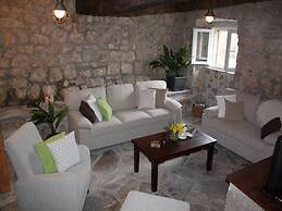 Stone Holiday Home in Brotnice Dalmatia with Outdoor Hot Tub