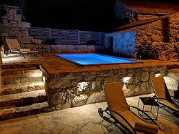 Stone Holiday Home in Brotnice Dalmatia with Outdoor Hot Tub