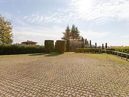 Residence and Quiet Residence With Pool, Near the Lake