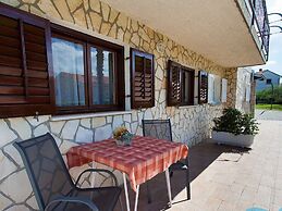 Cozy Apartment in Malinska near Sea