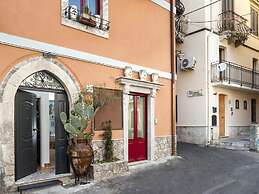 Pleasing House in the Center of the Famous Taormina Near the Sea