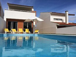 Modern Villa in Sao Martinho do Porto With Swimming Pool