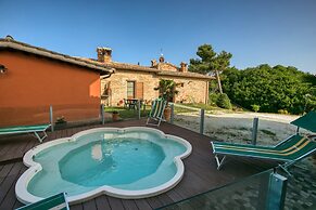 Apartment With Swimming Pool