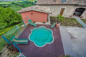 Apartment With Swimming Pool