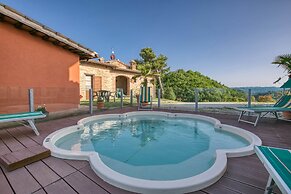 Apartment With Swimming Pool