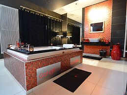 Deluxe Holiday Home in Welkenraedt with Hot Tub & Steam Shower