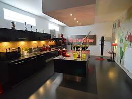 Deluxe Holiday Home in Welkenraedt with Hot Tub & Steam Shower