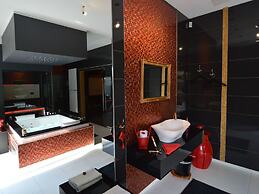 Deluxe Holiday Home in Welkenraedt with Hot Tub & Steam Shower