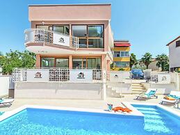 Modern Villa with Private Pool & Hot Tub near Center & Beach