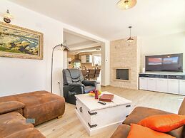 Modern Villa with Private Pool & Hot Tub near Center & Beach