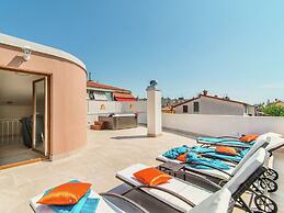 Modern Villa with Private Pool & Hot Tub near Center & Beach