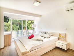 Modern Villa with Private Pool & Hot Tub near Center & Beach