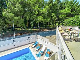 Modern Villa with Private Pool & Hot Tub near Center & Beach