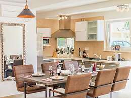 Modern Villa with Private Pool & Hot Tub near Center & Beach